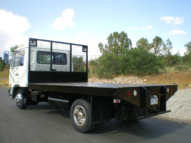 1998 Nissan UD 2000 3.8L Sedan