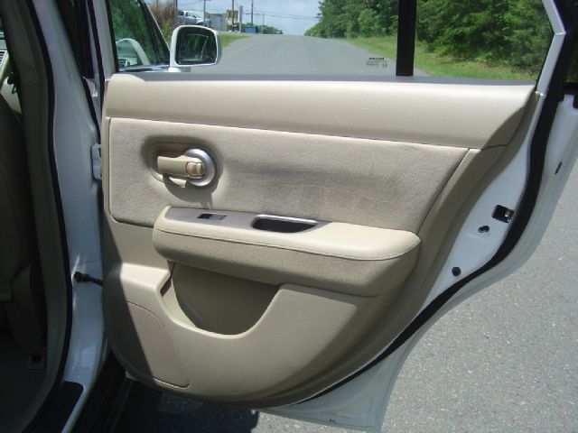 2007 Nissan Versa Crew Cab Standard Box 2-wheel Drive SLE