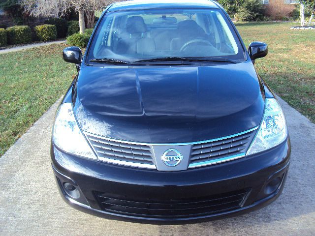 2008 Nissan Versa Crew Cab Standard Box 2-wheel Drive SLE