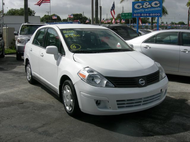 2009 Nissan Versa Crew Cab Standard Box 2-wheel Drive SLE