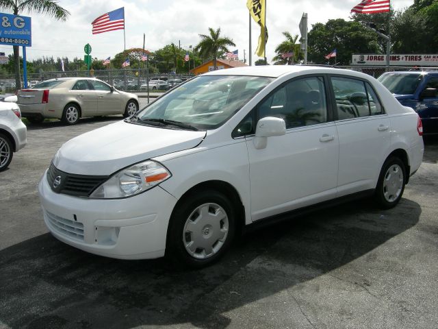 2009 Nissan Versa Crew Cab Standard Box 2-wheel Drive SLE