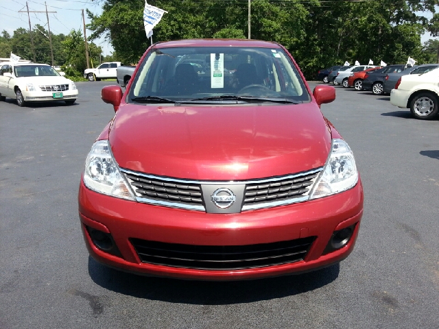 2009 Nissan Versa Crew Cab Standard Box 2-wheel Drive SLE