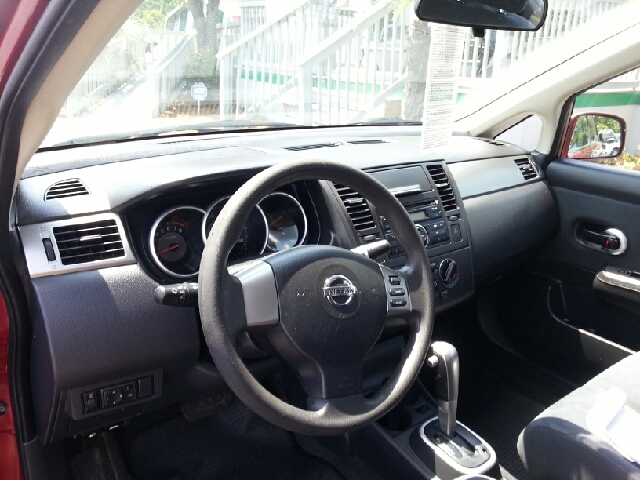 2009 Nissan Versa Crew Cab Standard Box 2-wheel Drive SLE