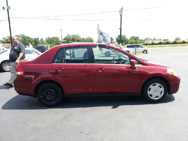 2009 Nissan Versa Crew Cab Standard Box 2-wheel Drive SLE