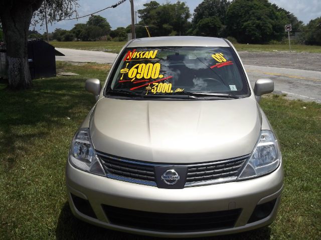 2009 Nissan Versa Crew Cab Standard Box 2-wheel Drive SLE