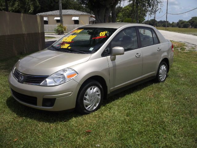 2009 Nissan Versa Crew Cab Standard Box 2-wheel Drive SLE
