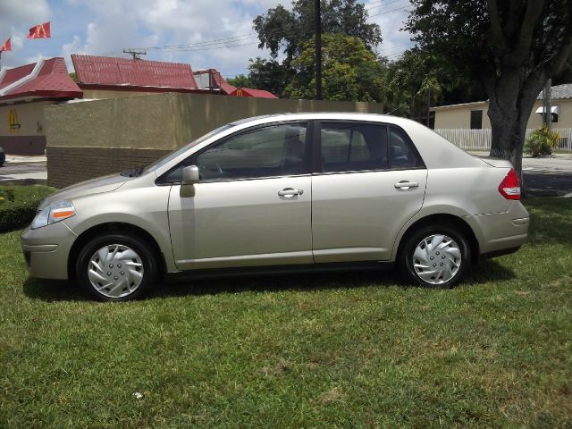 2009 Nissan Versa Crew Cab Standard Box 2-wheel Drive SLE