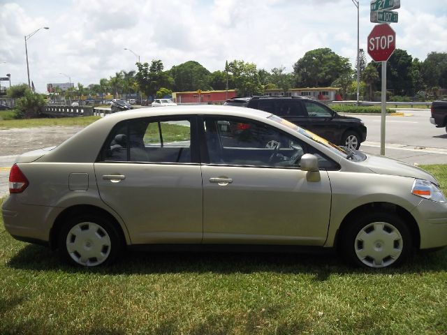 2009 Nissan Versa Crew Cab Standard Box 2-wheel Drive SLE