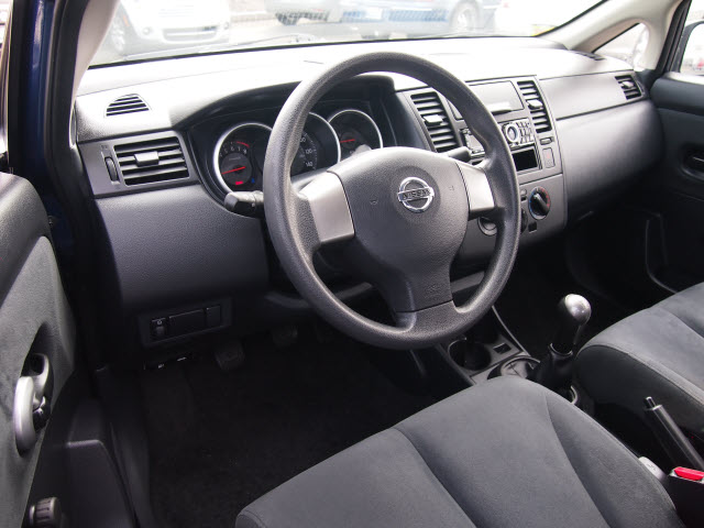2009 Nissan Versa Base