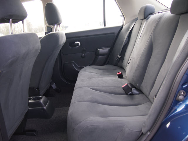 2009 Nissan Versa Base