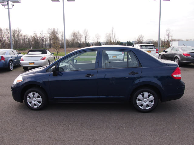 2009 Nissan Versa Base