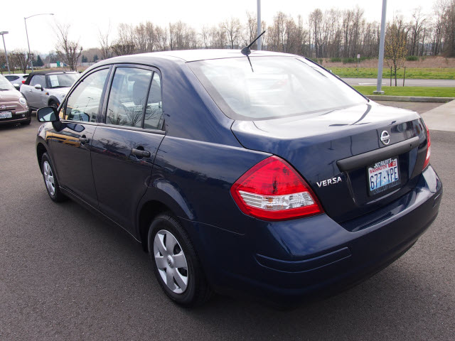 2009 Nissan Versa Base