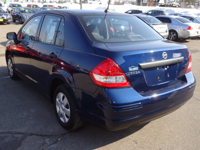 2009 Nissan Versa Base