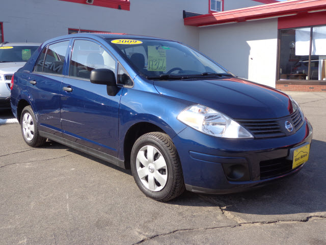 2009 Nissan Versa Base