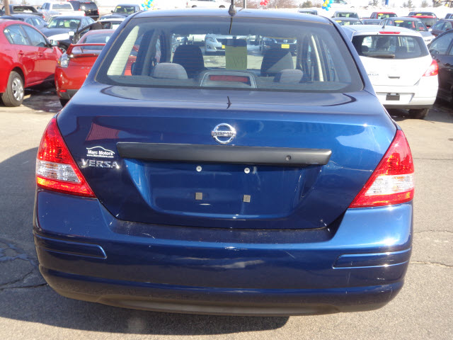 2009 Nissan Versa Base