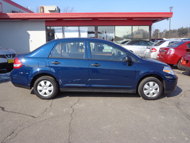 2009 Nissan Versa Base