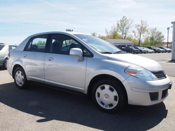 2009 Nissan Versa Crew Cab Standard Box 2-wheel Drive SLE