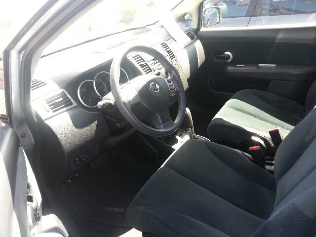 2010 Nissan Versa Crew Cab Standard Box 2-wheel Drive SLE