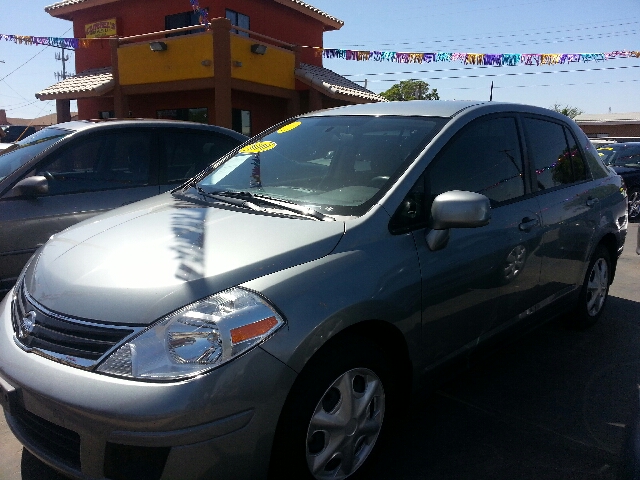 2010 Nissan Versa Crew Cab Standard Box 2-wheel Drive SLE