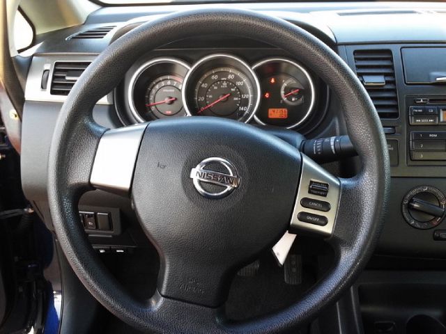 2010 Nissan Versa Crew Cab Standard Box 2-wheel Drive SLE