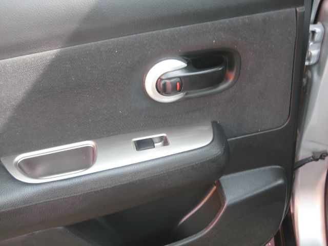 2010 Nissan Versa Crew Cab Standard Box 2-wheel Drive SLE