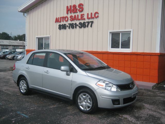 2010 Nissan Versa Crew Cab Standard Box 2-wheel Drive SLE