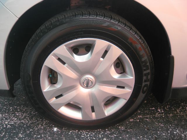 2010 Nissan Versa Crew Cab Standard Box 2-wheel Drive SLE