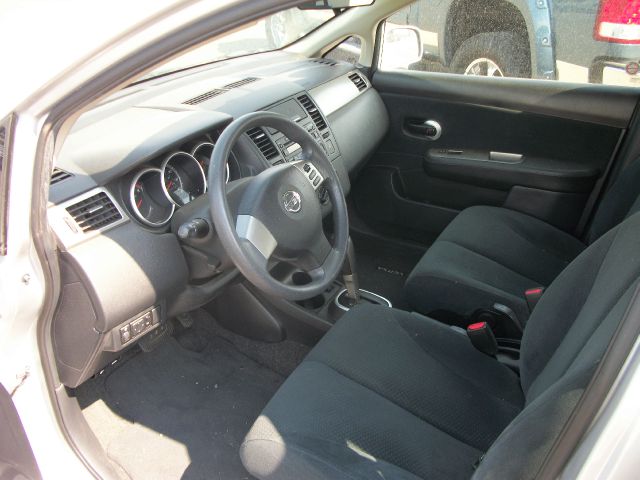 2011 Nissan Versa Crew Cab Standard Box 2-wheel Drive SLE