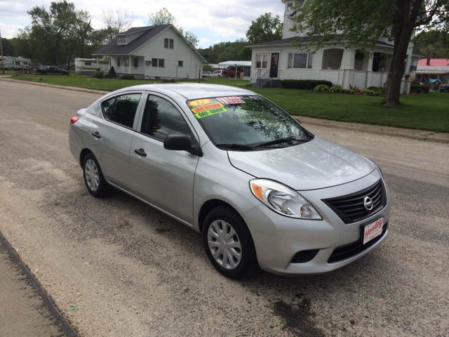 2012 Nissan Versa LT 5 1/4 Ft