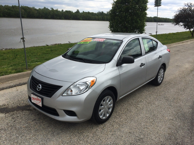 2012 Nissan Versa LT 5 1/4 Ft