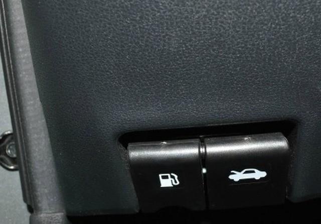 2012 Nissan Versa 4dr Sdn LE Auto (SE) Sedan