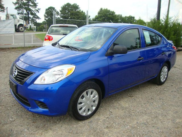 2013 Nissan Versa W/ Sunroofnav