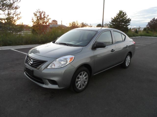 2013 Nissan Versa W/ Sunroofnav