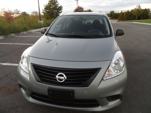 2013 Nissan Versa W/ Sunroofnav