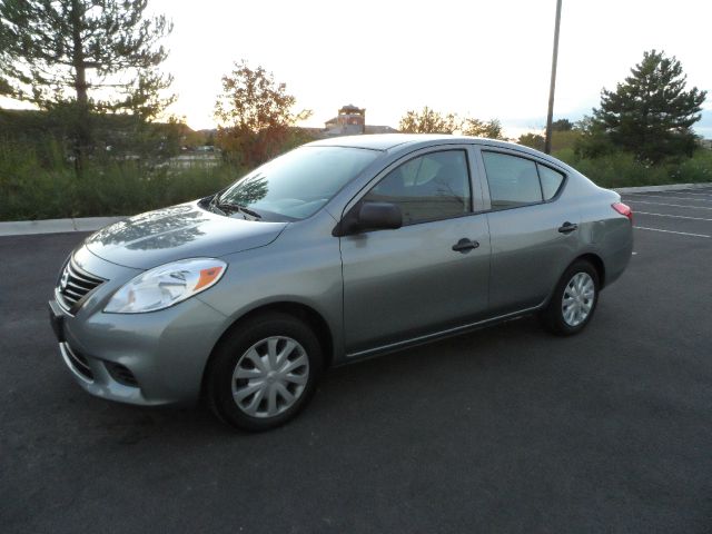 2013 Nissan Versa W/ Sunroofnav