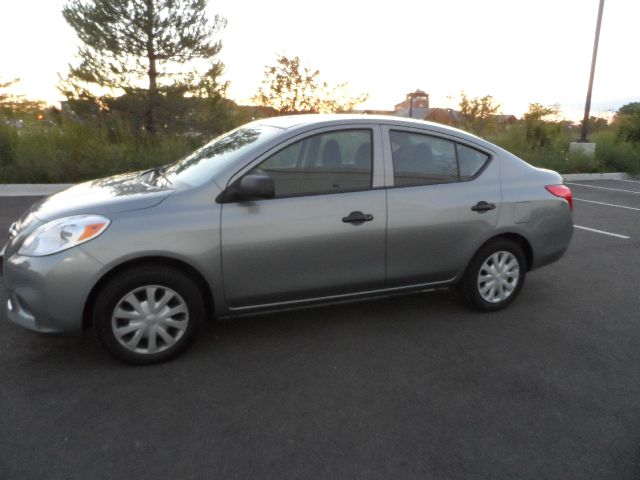 2013 Nissan Versa W/ Sunroofnav