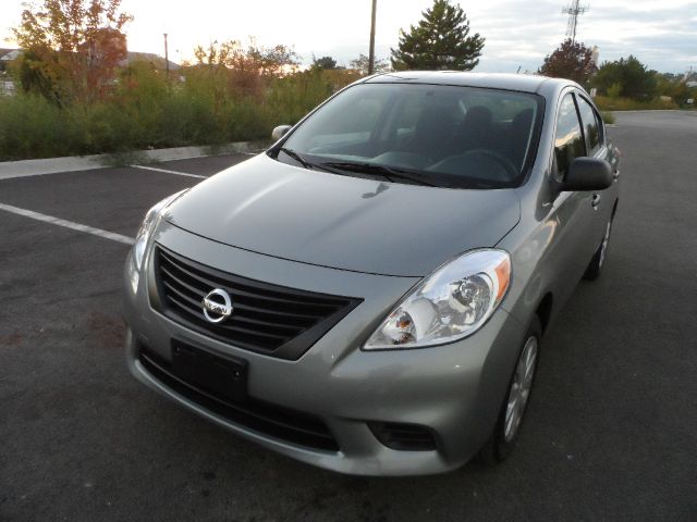 2013 Nissan Versa W/ Sunroofnav