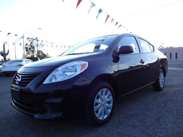 2014 Nissan Versa W/ Sunroofnav