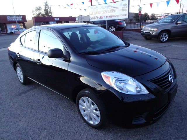2014 Nissan Versa W/ Sunroofnav