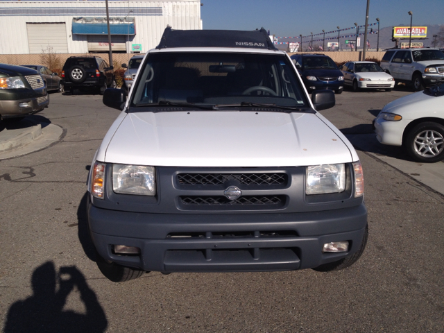 2000 Nissan Xterra AWD W/leatherroof (7pass)