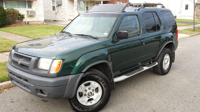 2000 Nissan Xterra AWD W/leatherroof (7pass)