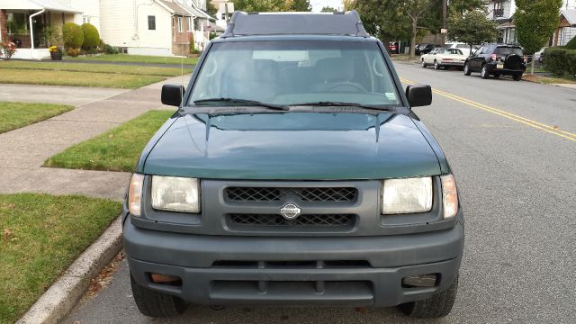 2000 Nissan Xterra AWD W/leatherroof (7pass)