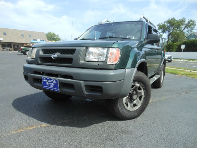 2000 Nissan Xterra AWD W/leatherroof (7pass)