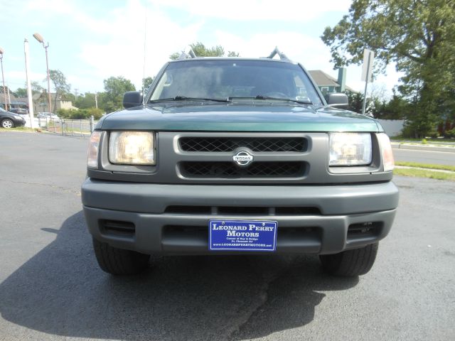 2000 Nissan Xterra AWD W/leatherroof (7pass)