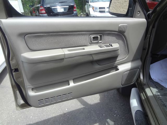 2001 Nissan Xterra AWD W/leatherroof (7pass)