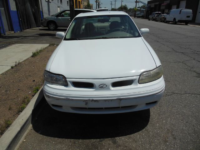 1998 Oldsmobile CUTLASS S Sedan