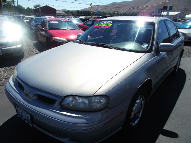 1999 Oldsmobile CUTLASS S Sedan