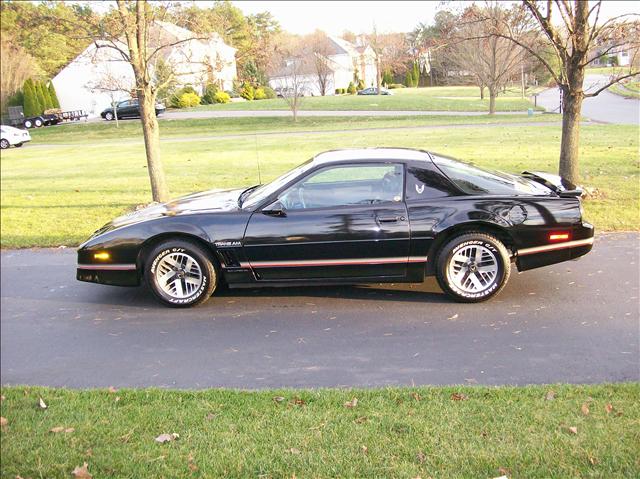 1985 Pontiac Firebird 4dr Sdn V6 CXL
