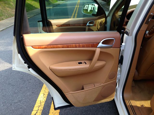 2004 Porsche Cayenne Base