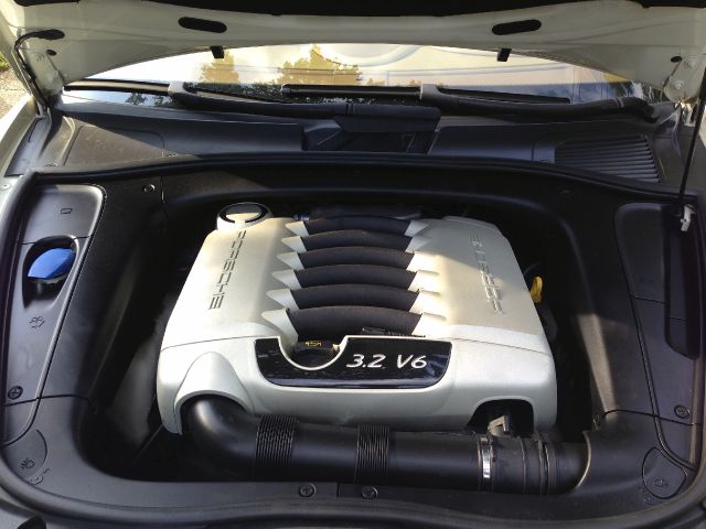 2004 Porsche Cayenne Base